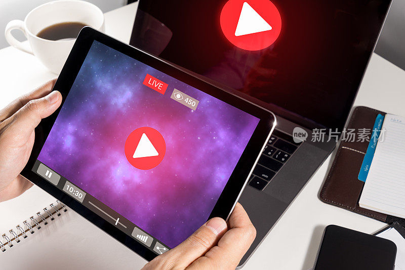 Man Hand Holding Tablet with Live Streaming with Modern laptop .互联网社会营销概念